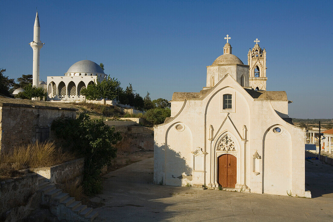Kirche, Agios Synesios, und Moschee mit Turm, Dikarpaz, Rizokarpaso, Karpasia, Karpass Halbinsel, Nordzypern, Zypern