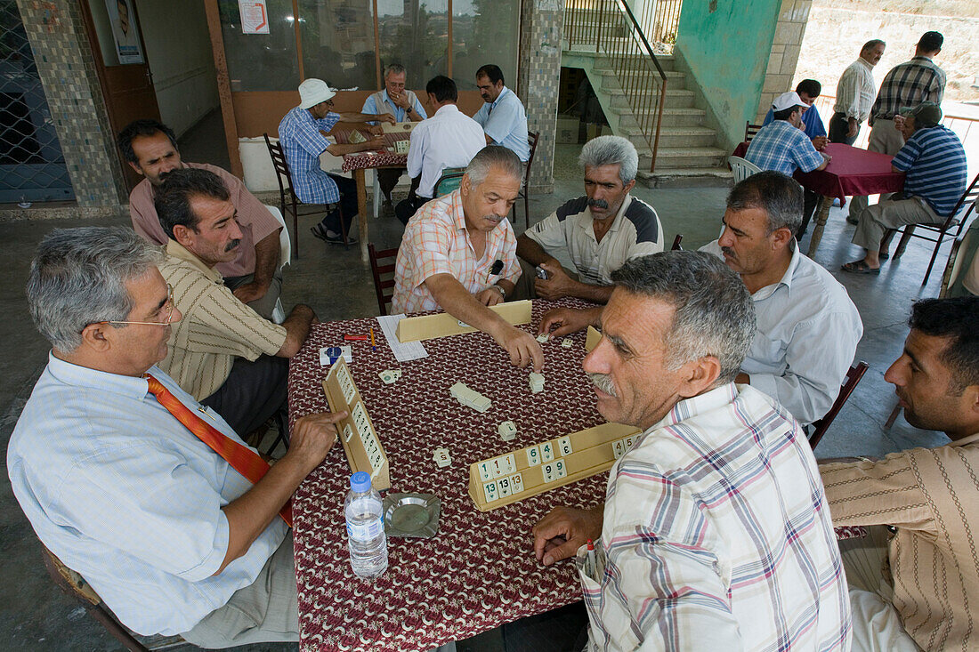 Einheimische Männer im Café beim Spielen, Dipkarpaz, Rizokarpaso, Karpaz, Karpasia, Karpass Halbinsel, Halbinsel, Nordzypern, Zypern