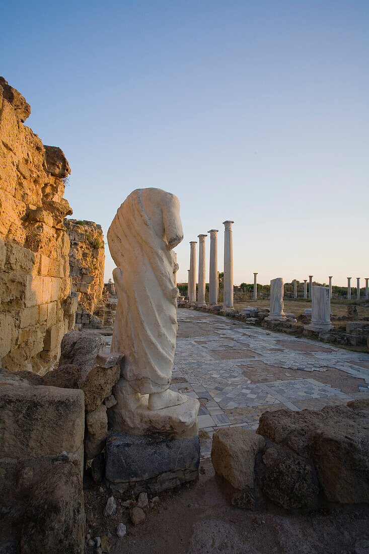 Antike Säulen Gymnasium, Palaestra, Ruine, Antike Stadt von Salamis, Salamis, Nordzypern, Zypern