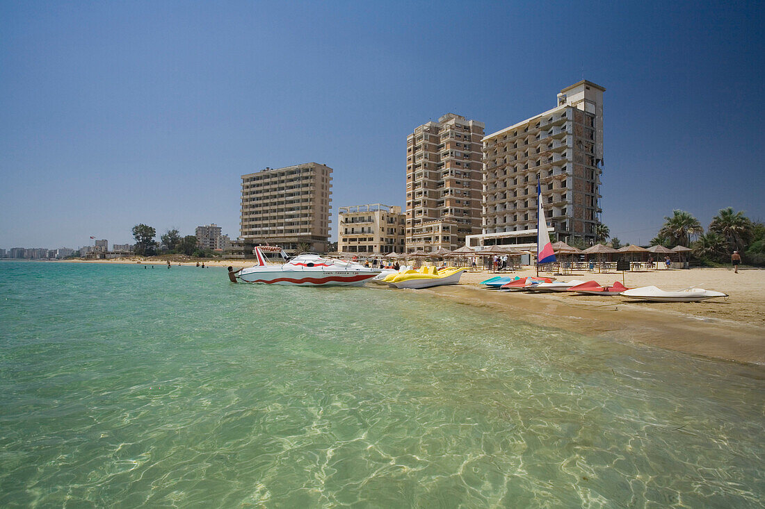 Varosha Strand mit Ruinen von Hotelanlagen, Hotelruinen, Geisterstadt Varosha, Famagusta, Ammochostos, Gazimagusa, Nordzypern, Zypern