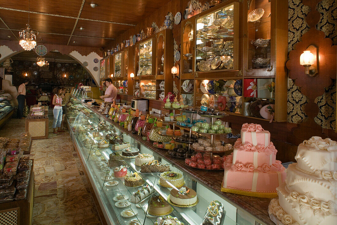 Petek Patisserie, Konditorei und cafe mit Süssigkeiten und Kuchen, Famagusta, Ammochostos, Gazimagusa, Nordzypern, Zypern