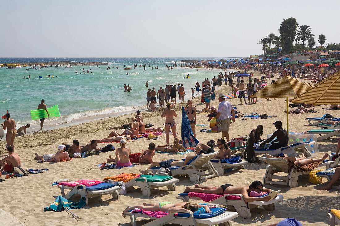 Leute am Strand, Nissi Beach, Agia Napa, Südzypern, Zypern