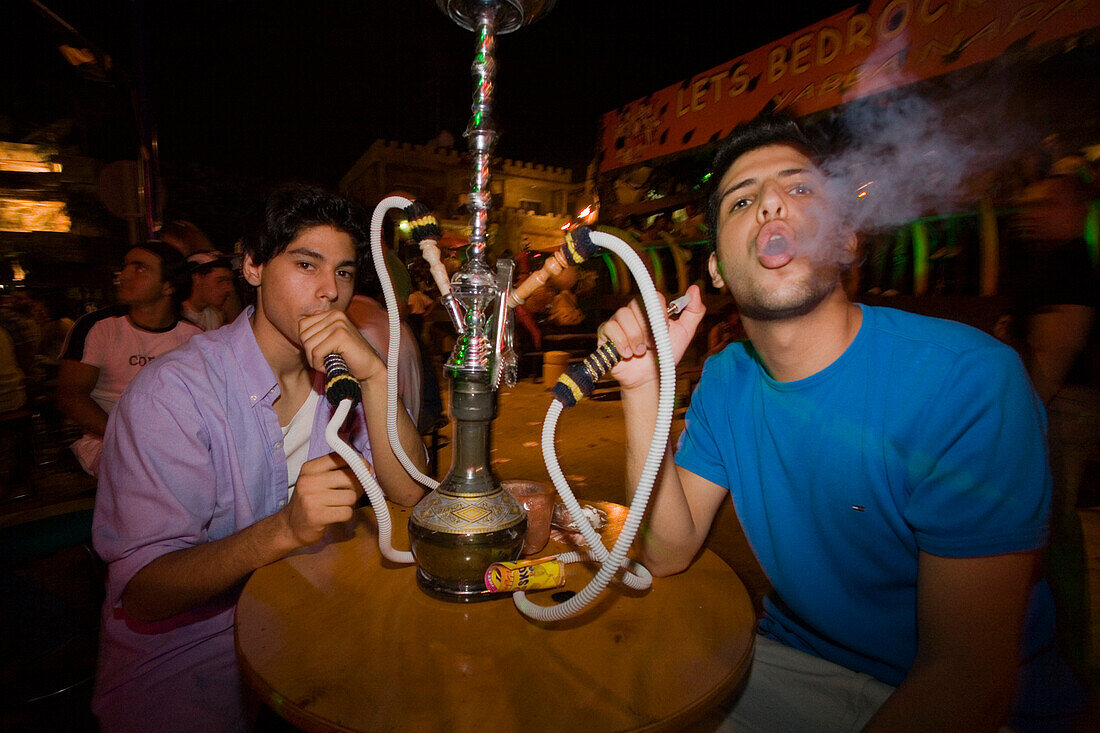 Zwei junge Männer rauchen einer Wasserpfeife, Nachtleben, Club, Bar, Agia Napa, Südzypern, Zypern