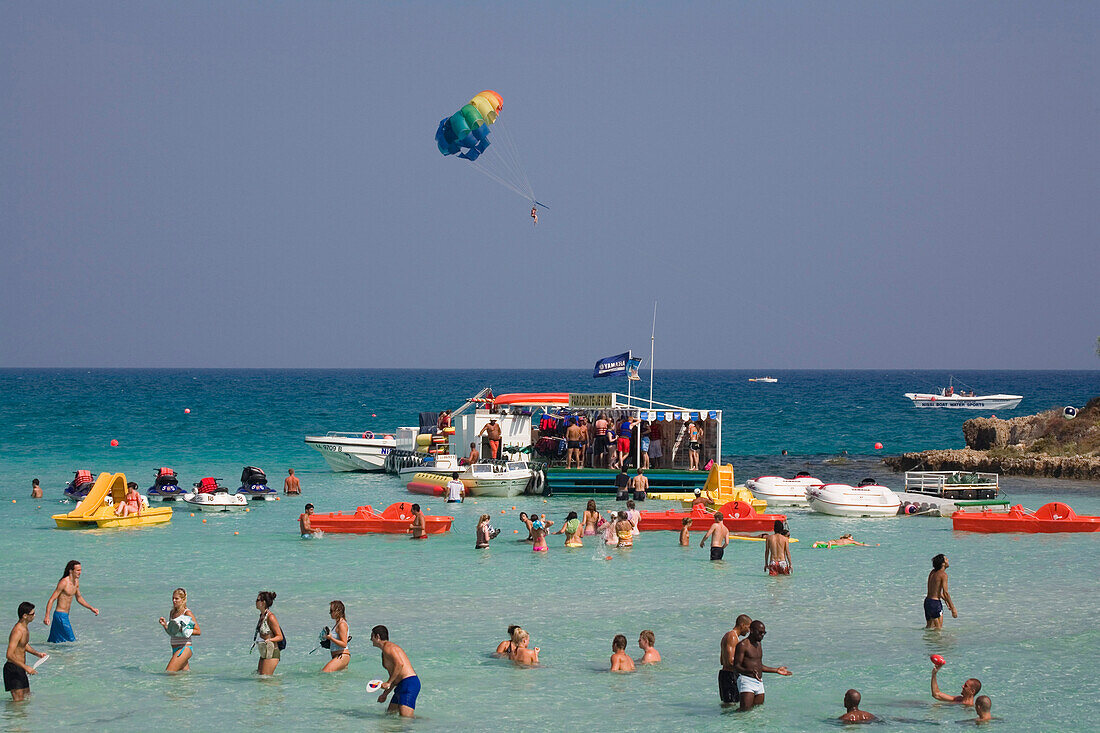 Leute beim Baden im Meer, Strand, Nissi Beach, Agia Napa, Südzypern, Zypern