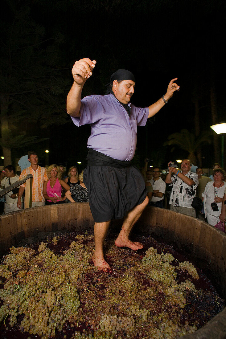 Mann zermanscht Weintrauben mit den Füßen, Keltern, Lemesos, Limassol, Südzypern, Zypern