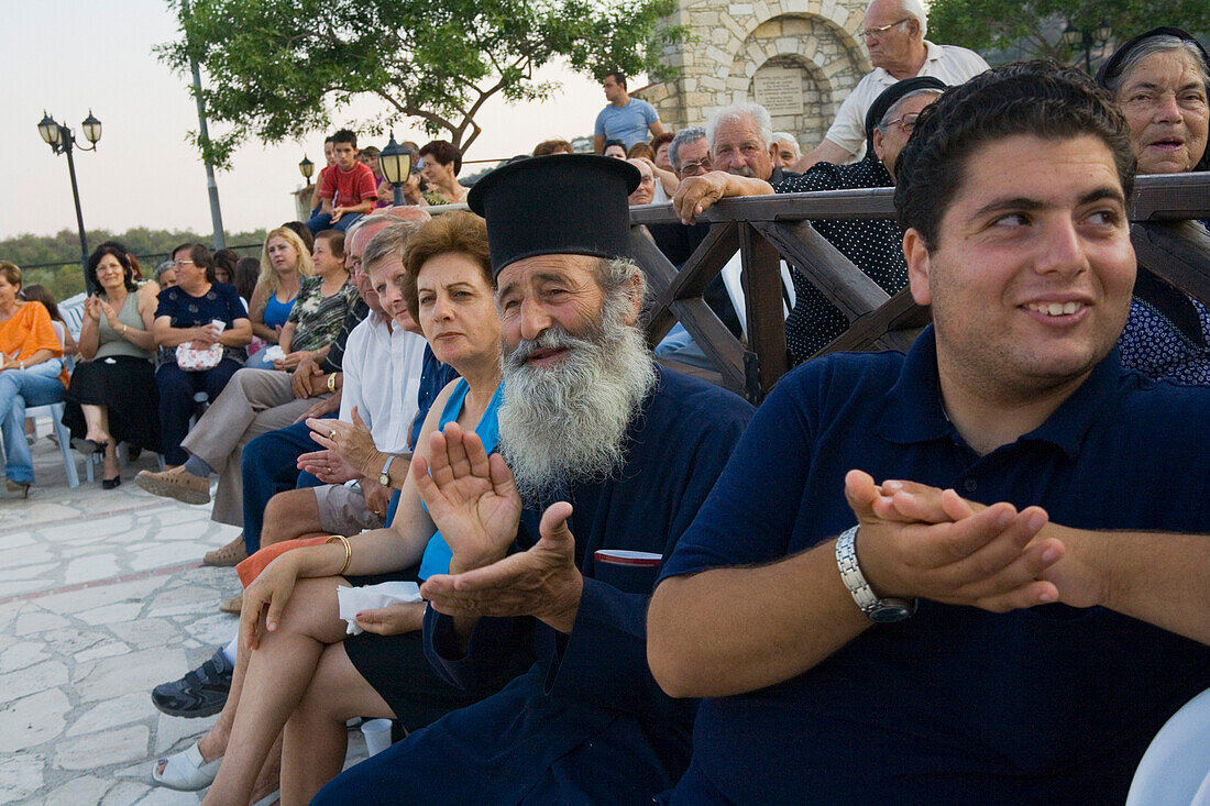 Zuschauer bei der Commandaria Weinfest, Fest, Volkstanz, Limnati, Südzypern, Zypern