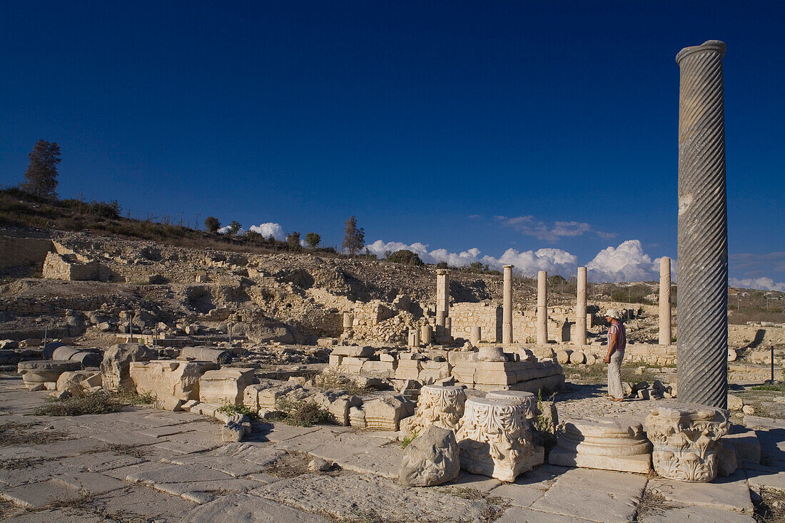 Tourist besucht Amathus, eine alte, orientalische Stadt bei Limassol, bei Lemesos, Archaeologie, Südzypern, Zypern