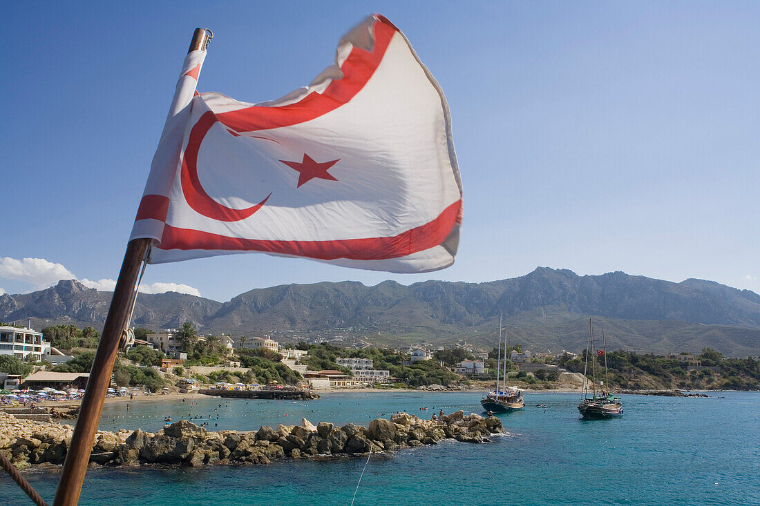 Neptun Pirat Bootsausflug, Kaleidoskop Turizm, und Küstenlandschaft, mit Flagge des Türkischen Republik Nordzypern, Kyrenia, Girne, Zypern