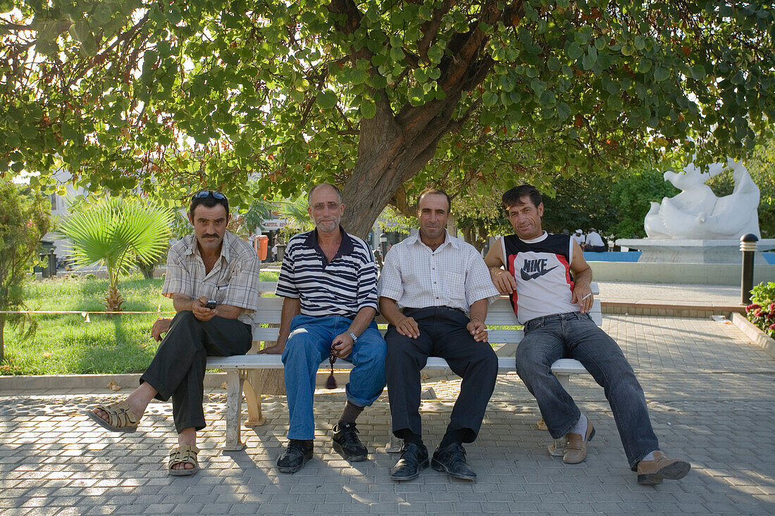 Türkische Männer beim Rasten unter einem Baum, Girne, Kyrenia, Cyprus