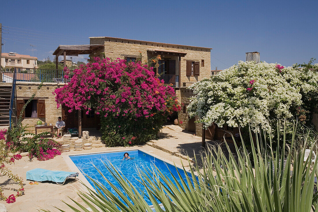 Eine Frau schwimmt im Pool, Traditionelles Ferienhaus mit Pool, Cyprus Villages, Tochni, bei Larnaka, Agrotourismus, Südzypern, Zypern