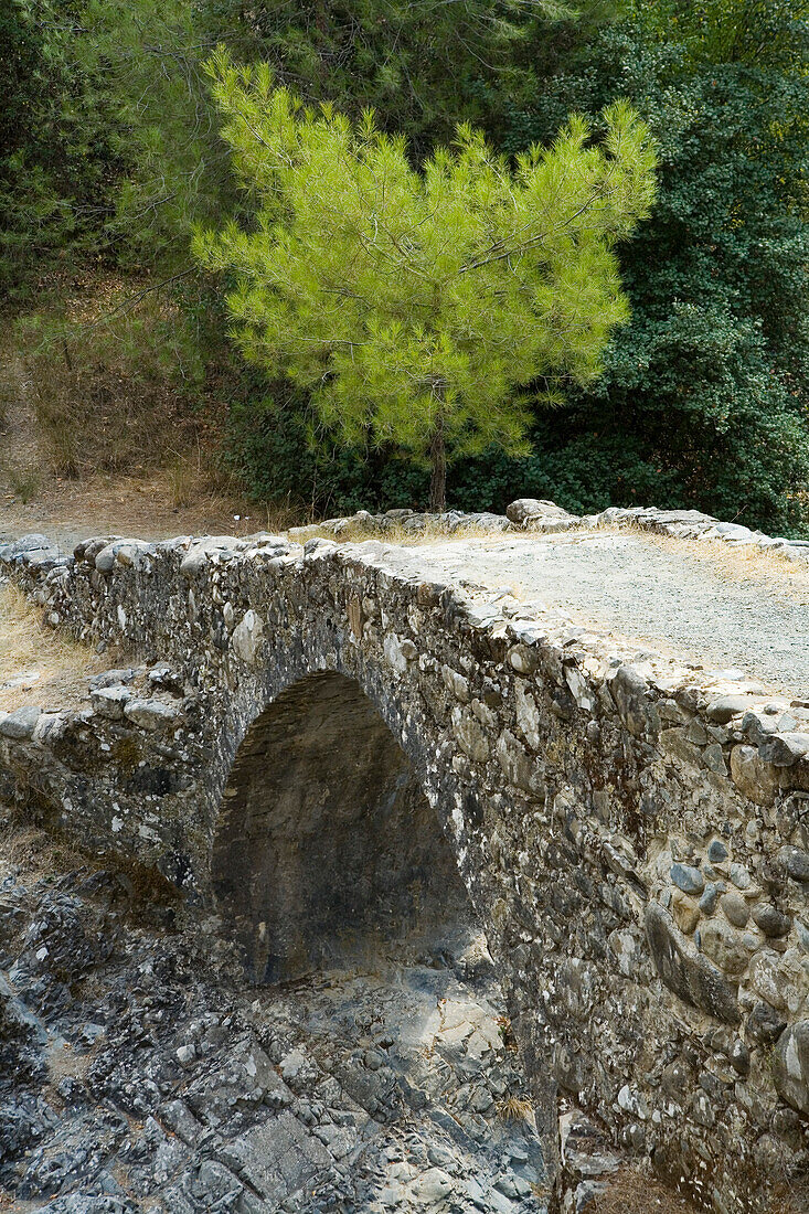 Stein Brücke, über ein Fluss in Diarizos Tal, in der Nähe von Pafos, Südzypern, Zypern