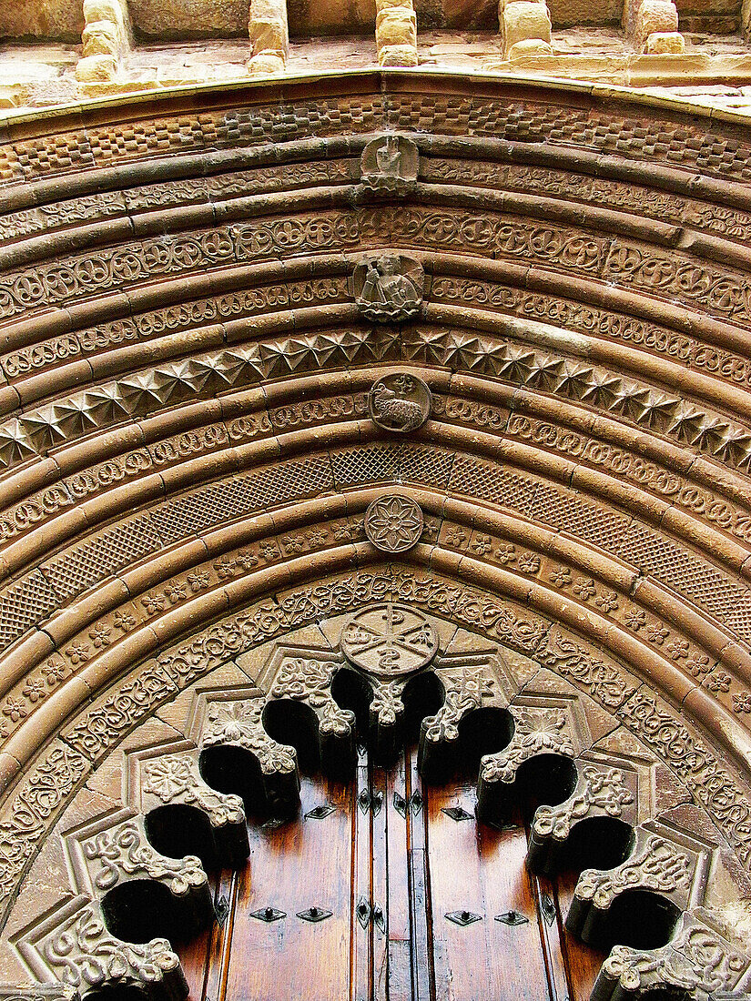 San Román church (built 13th century), detail of main front door. Cirauqui. Navarra. Spain