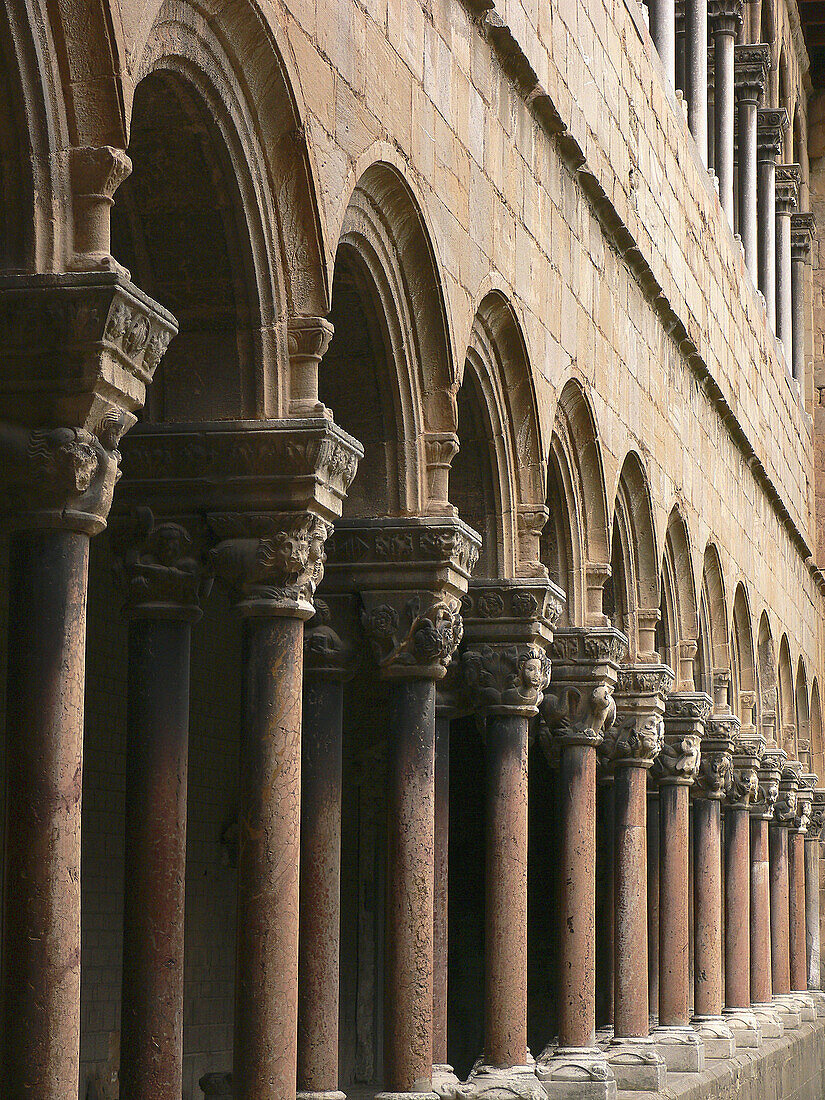 Cloister, Romanesque monastery of Santa María de Ripoll (12th century), Ripoll. Girona province, Catalonia, Spain