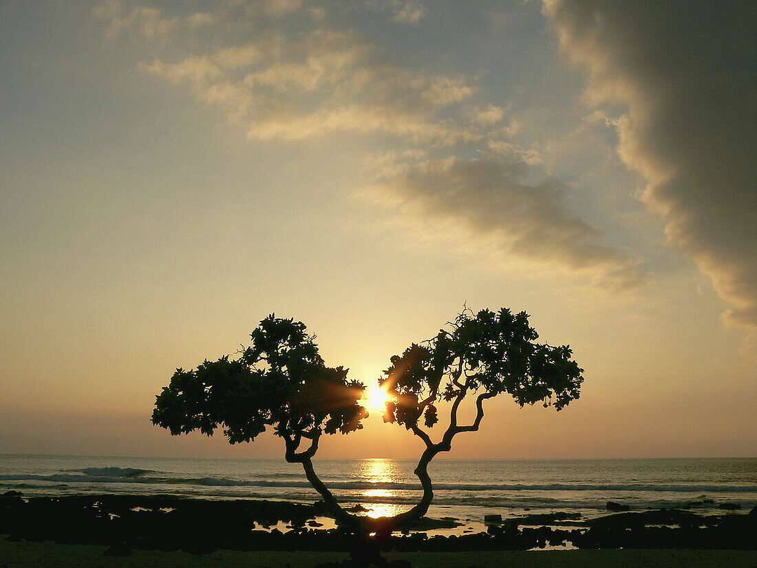 Sunset at Old Kona Airport Beach Park. Hawaii. USA.