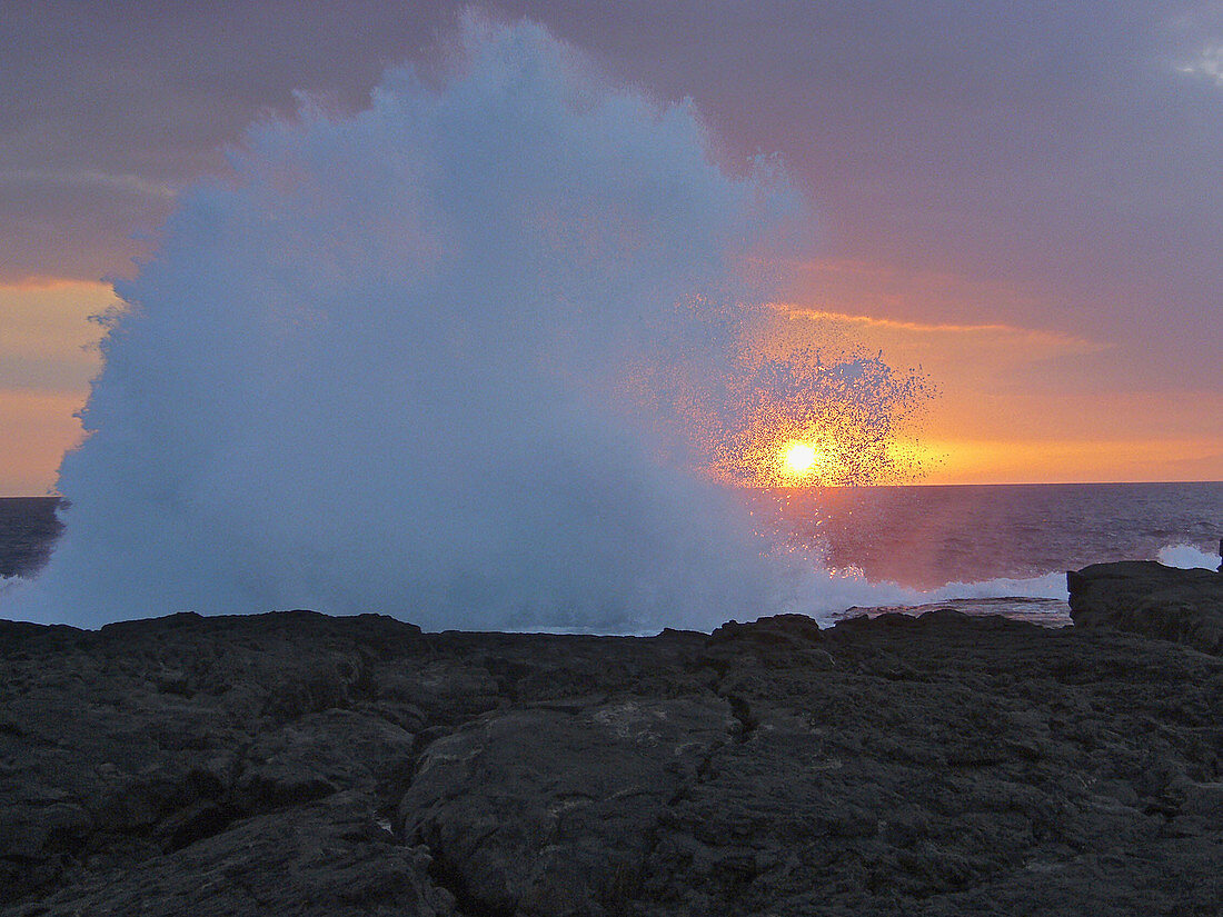 Strong Surf. Wawaloli Beach. Kailua-Kona. Hawaii. USA