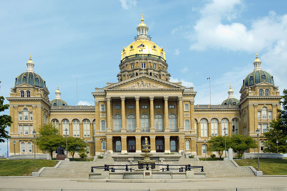 Iowa State Capital Builidng in Des Moines, Iowa, USA.