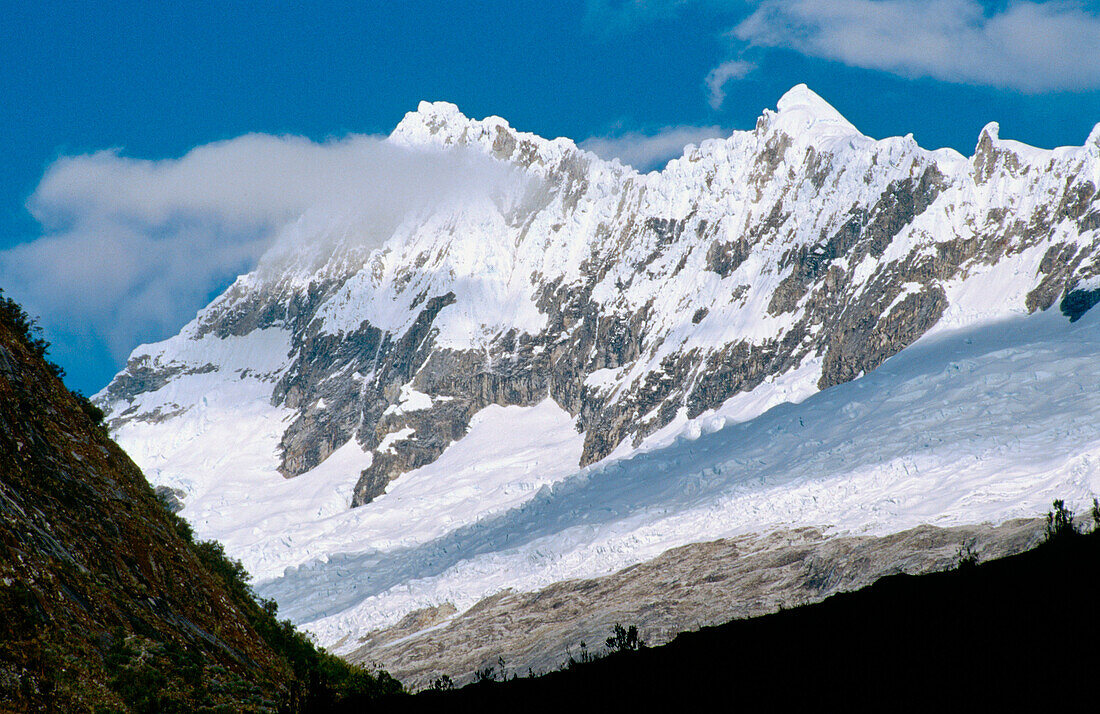 Gipfel Chacraraju (6112 Meter) in der Cordillera Blanca. Anden. Peru