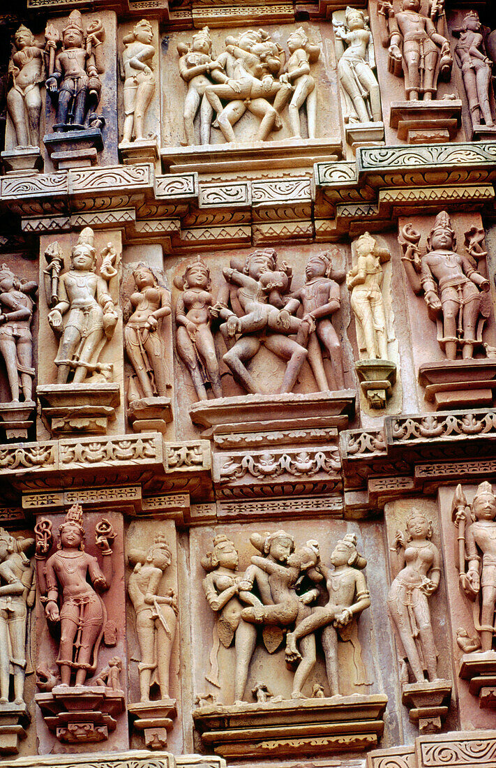 Erotische Reliefs im Kandariya Mahadev-Tempel. Khajurajho. Indien