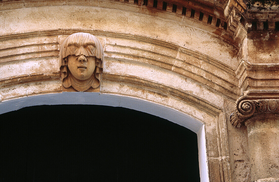 Palau Saura, dekorativer Kopf. Ciutadella. Menorca, Balearische Inseln. Spanien