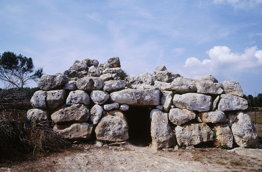 Naveta Rafal Rubí, prähistorisches Denkmal aus der Talayot-Kultur. Menorca. Baelarische Inseln. Spanien