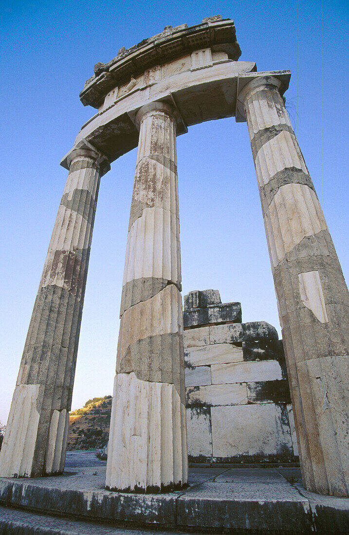 Tholos-Tempel im Heiligtum der Athena Pronaia (4. Jahrhundert v. Chr.). Delphi. Griechenland