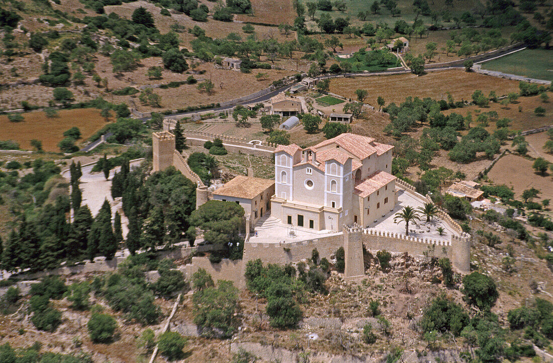 Kirche Sant Salvador auf dem Gipfel eines befestigten Hügels, Artà. Mallorca, Balearische Inseln. Spanien