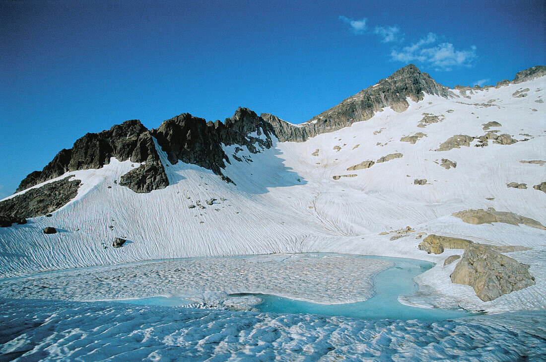 Comaloforno-Gletscher. Gefrorener Teich. Boi. Pyrenäen-Gebirge. Provinz Lleida. Katalonien. Spanien