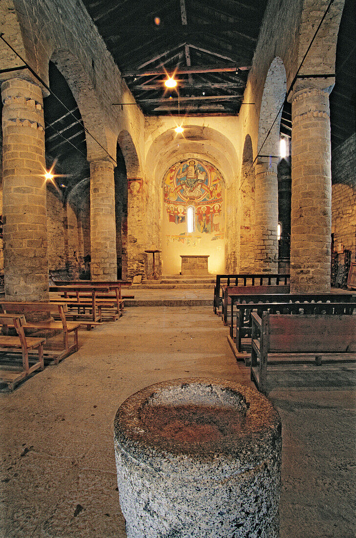 Zentrale Apsis. Romanische Kirche Sant Climent de Taüll. Boí-Tal. Gebirge der Pyrenäen. Katalonien. Spanien