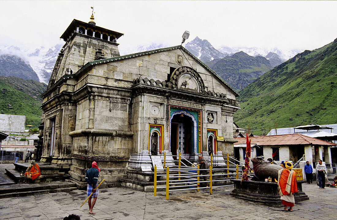 Kedarnath temple. Himalaya Garhwal, … – License image – 70175795 ❘  lookphotos