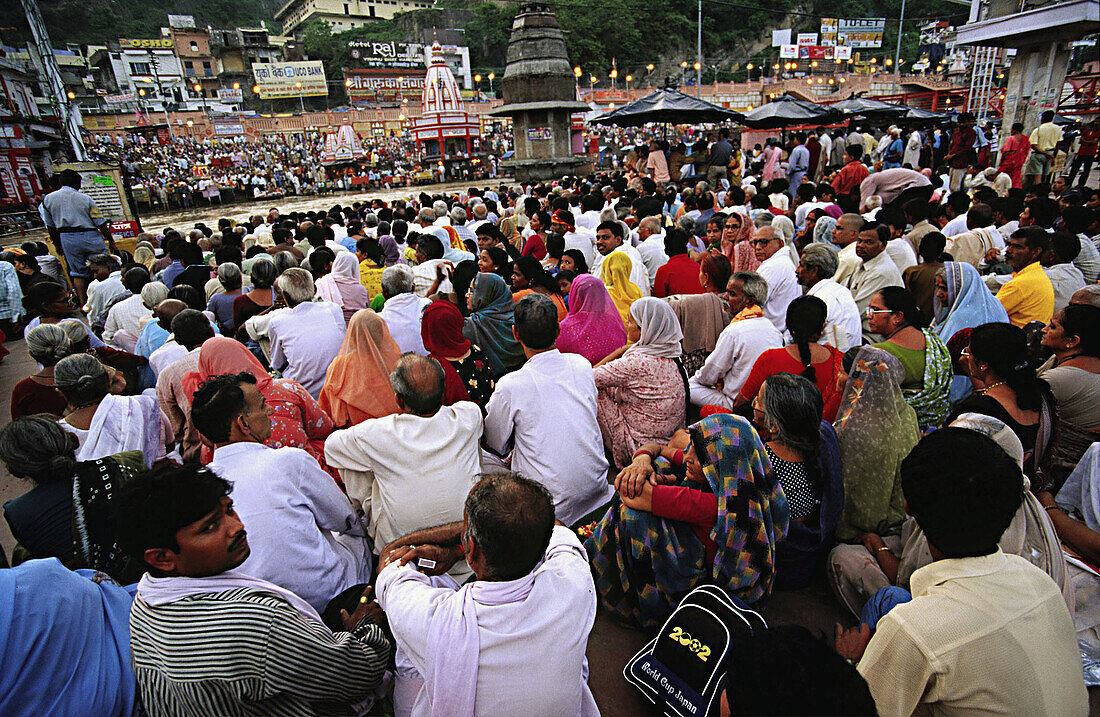 Ganga Aarti Zeremonie. Har-ki-Pairi Ghats. Haridwar, Uttar Pradesh. Indien