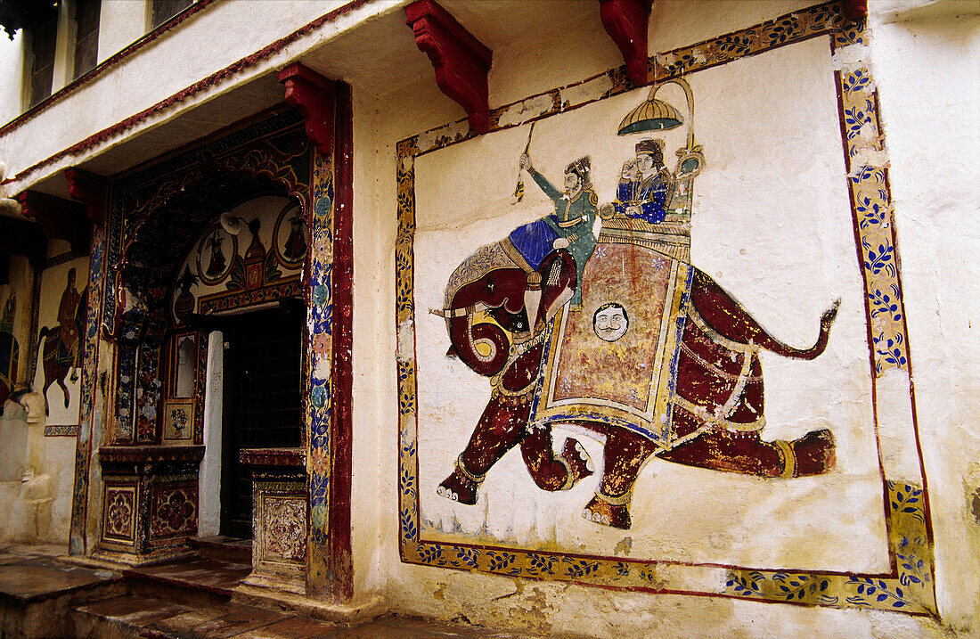 Dekorative Malereien im Haveli Braj Bhushanjee, Bundi. Rajasthan, Indien