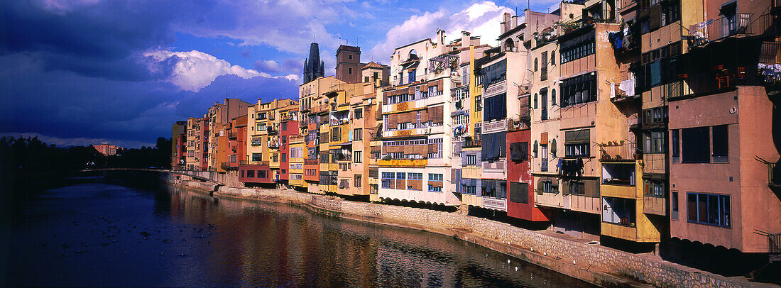 Häuser von Onyar. Fluss Onyar. Girona. Katalonien. Spanien