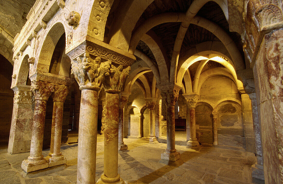 Romanische Galerie aus rosafarbenem Marmor. Innenraum des Klosters Serrabone, 11. Jahrhundert. Pyrenäen-Orientales. Languedoc-Roussillon. Frankreich