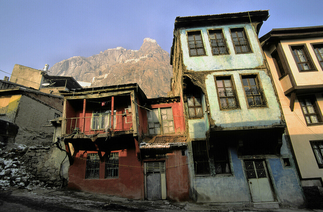 Typische Straße mit Burg (Karahisar) im Hintergrund. Afyon. Westanatolien. Türkei