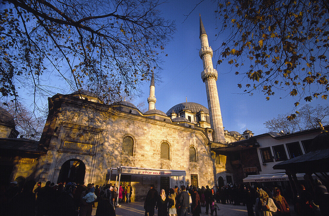 Mezquita del Sultán Eyüp near the Golden Horn, Istanbul. Turkey