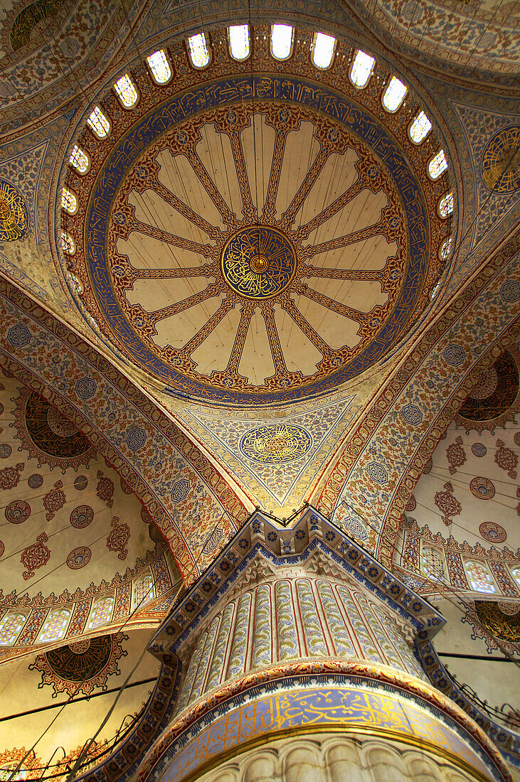 Kuppel und Säule der Blauen Moschee (Sultan-Ahmed-Moschee), Sultanahmet, Istanbul. Türkei