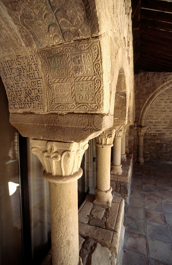 Grabinschrift. Romanische Kathedrale von San Vicente. Roda de Isábena. (Romanisches XI. Jahrhundert). Isábena-Tal. Pirineo Aragonés. Provinz Huesca. Spanien