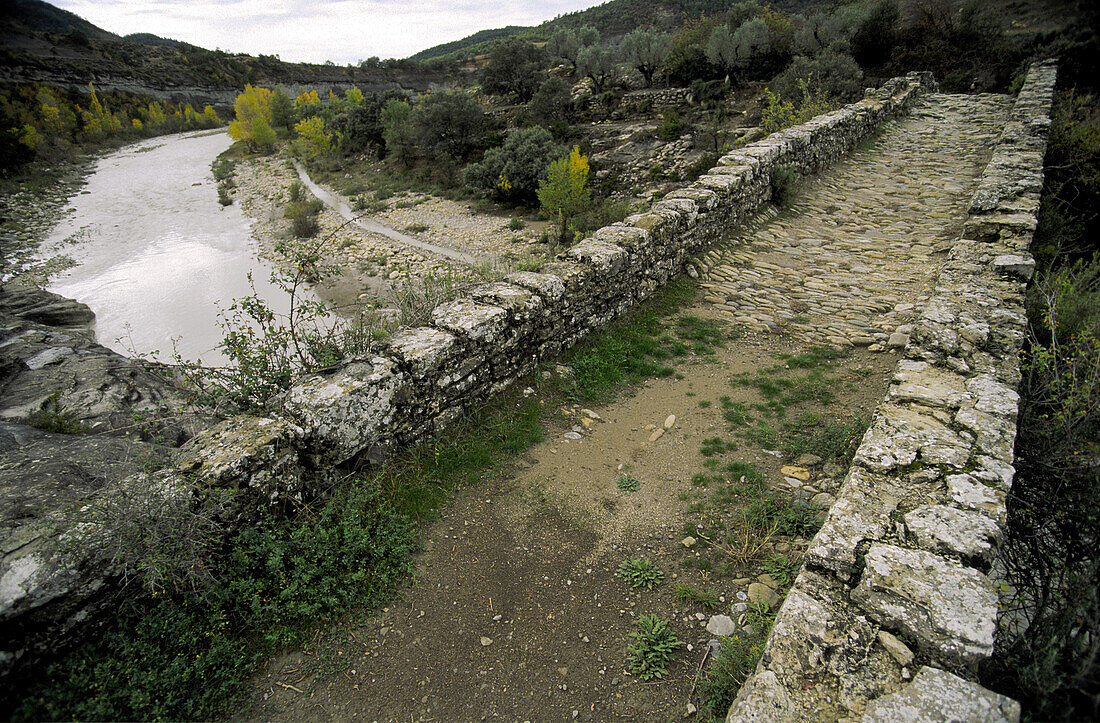 Romanische Brücke. Isabena-Fluss. Capella. Isábena-Tal Ribagorza. Provinz Huesca. Aragonien. Spanien