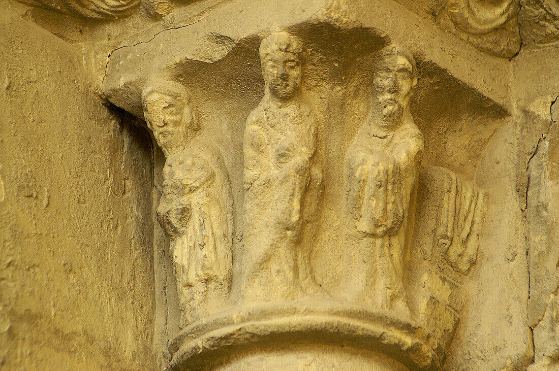 Detail capital. Romanesque cathedral of San Vicente. Roda de Isábena. (Romanesque XIth century). Isábena valley. Pirineo Aragonés. Huesca province. Spain.