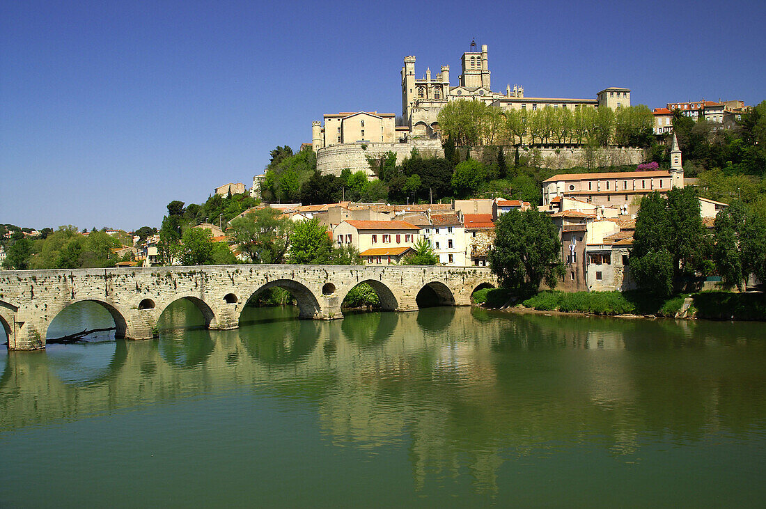 Pont Vieux and St-Nazaire cathedral (XIVth century). Béziers.Languedoc-Roussillon.Francia.