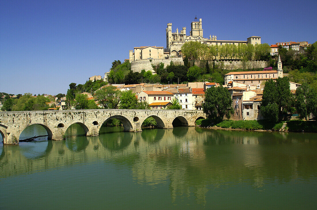 Pont Vieux und Kathedrale St-Nazaire (XIV. Jahrhundert). Béziers.Languedoc-Roussillon.Francia