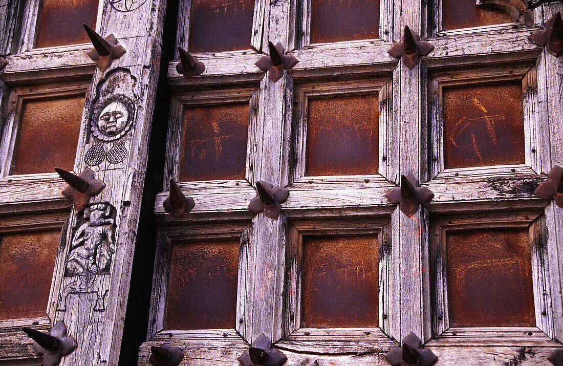 Tür eines befestigten Haveli. Bundi. Vindhya. Rajasthan. Indien