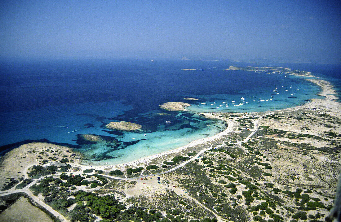 Strand Ses Illetes. Es Trucadors und die Insel S Espalmador aus der Luft gesehen. Formentera. Balearische Inseln. Spanien