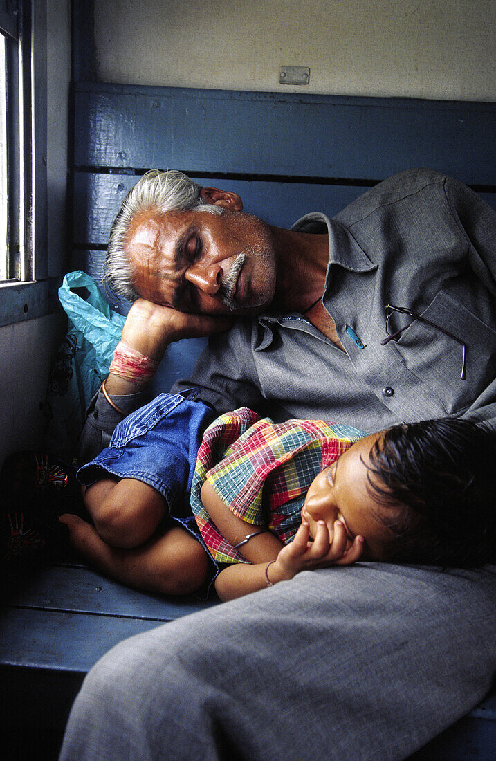 Sleeping on a train. Bundi. Cordillera Vindhya. Rajastan. India.