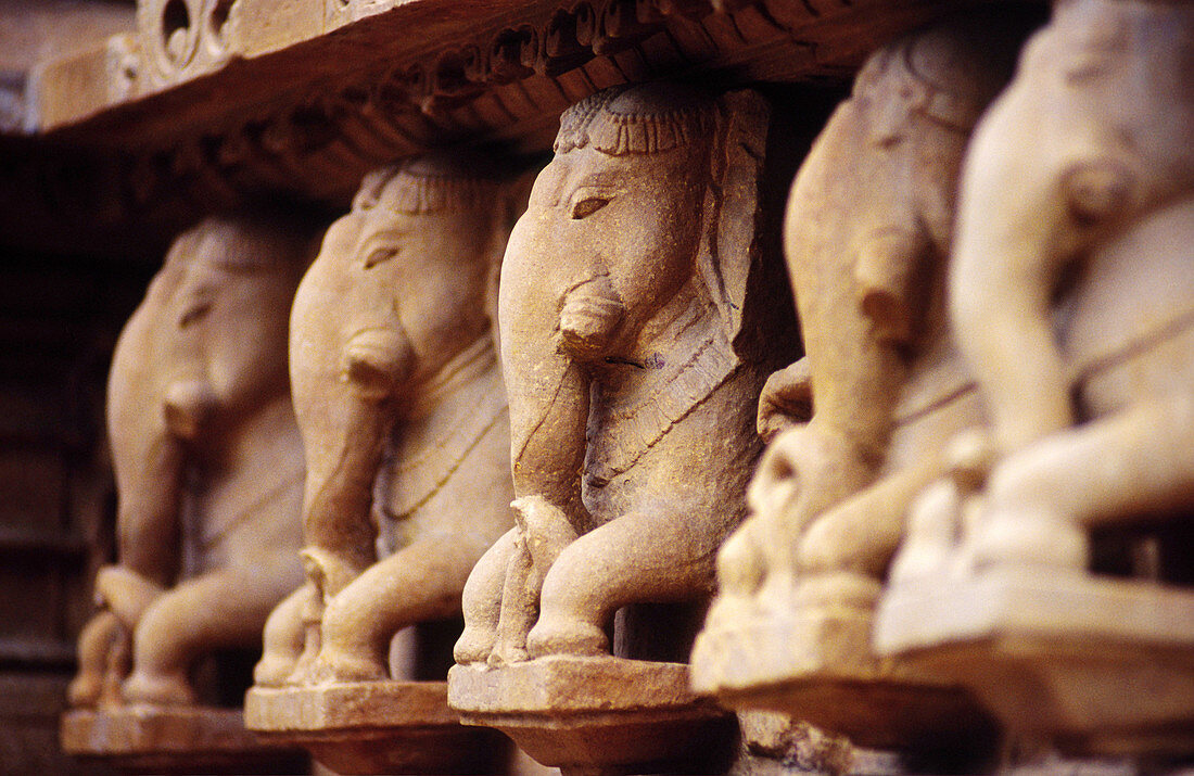 Elefantenreliefs im Chandella-Tempel von Vishvanatha (s.XI). Khajuraho. Madhya Pradesh. Indien