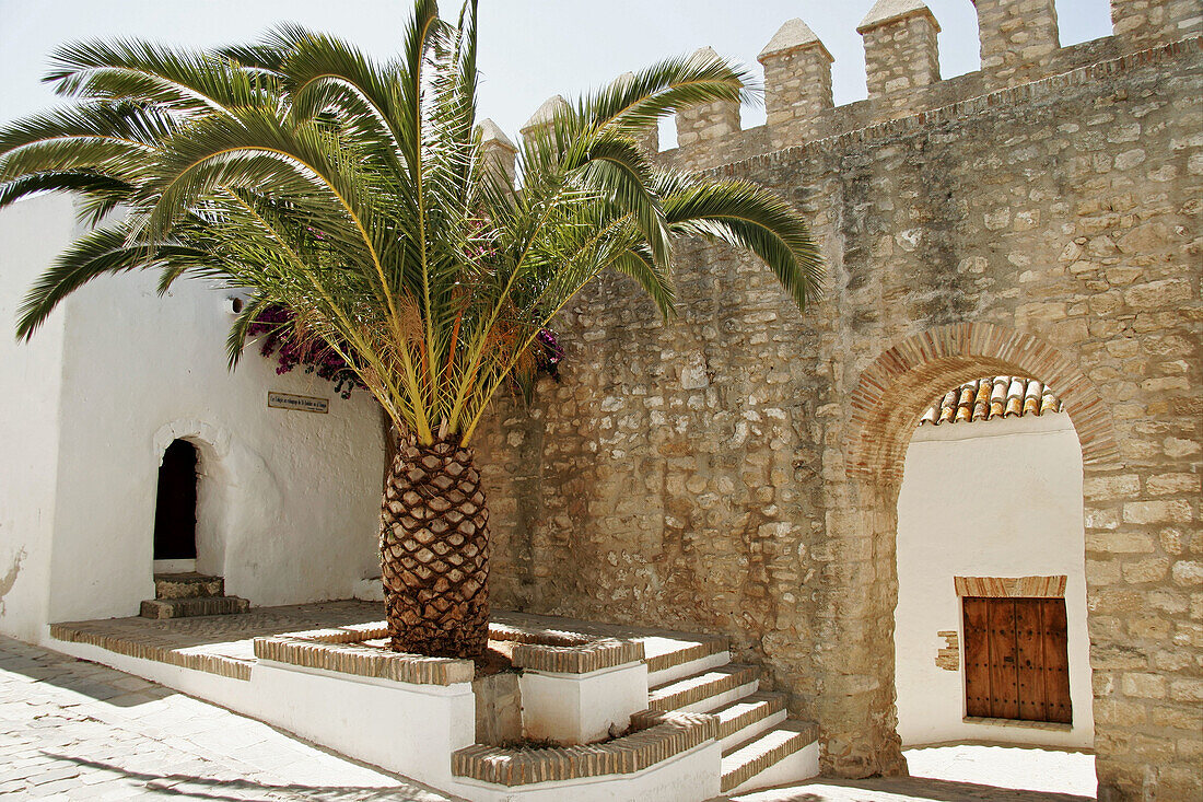 Entrance gate in city walls. Vejer de la Frontera. Cádiz province. Andalucía. Spain.