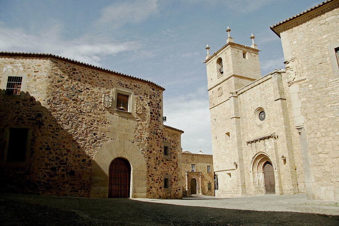 Plaza de los Golfines and St. Mary s Cathedral (15th-16th century), Cáceres. Extremadura, Spain