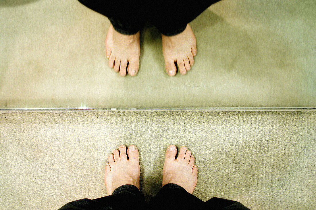  Adult, Adults, Anonymous, Barefeet, Barefoot, Close up, Close-up, Closeup, Color, Colour, Contemporary, Detail, Details, Feet, Foot, Horizontal, Human, Indoor, Indoors, Interior, Mirror, Mirror image, Mirror images, Mirrors, One, One person, People, Pers
