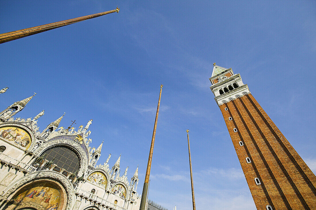  Architektur, Außen, Basilicas, Basilika, Blau, Blauer Himmel, Denkmal, Denkmäler, Detail, Details, Dom, Europa, Farbe, Gebäude, Glockenturm, Glockentürme, Himmel, Italien, Kirche, Kirchen, Kunst, Löwe, Löwen, Markusdom, Markuskirche, Plätze der Welt, Rei