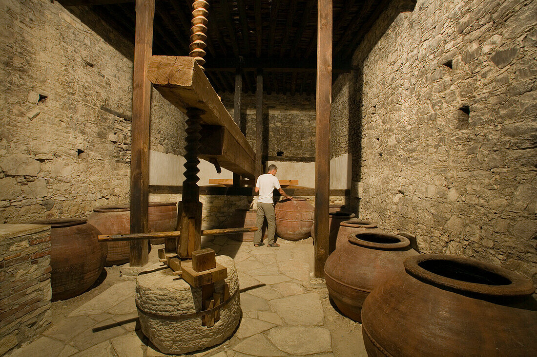 Hölzerne Weinpresse in Linos Haus, Wein Museum, Omodos, Troodos Gebirge, Südzypern, Zypern